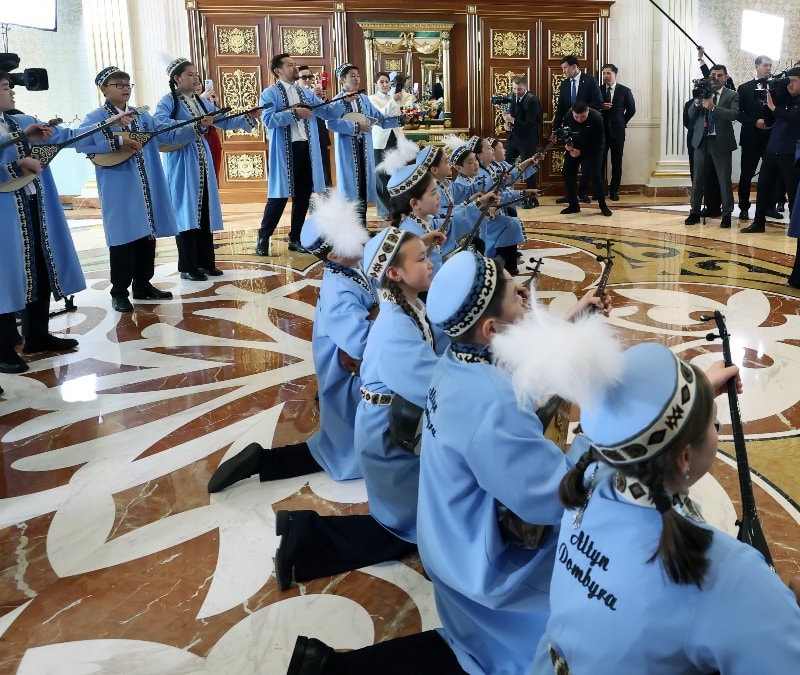 Cumhurbaşkanı Erdoğan'a Kazakistan'da Dombra sürprizi