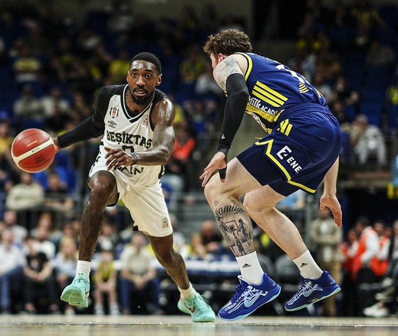 Beşiktaş pota derbisinde Fenerbahçe'yi devirdi