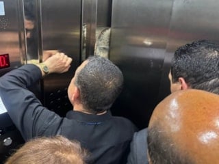 Gaziantep'te CHP heyeti bozulan asansörde mahsur kaldı
