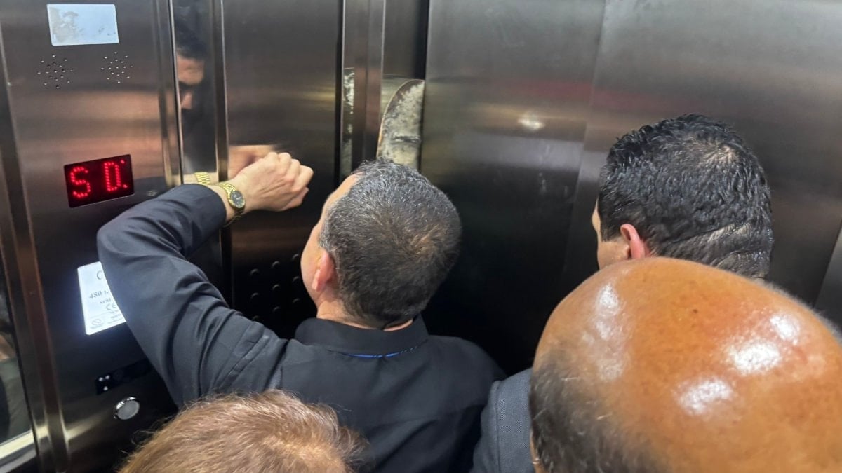Gaziantep'te CHP heyeti bozulan asansörde mahsur kaldı