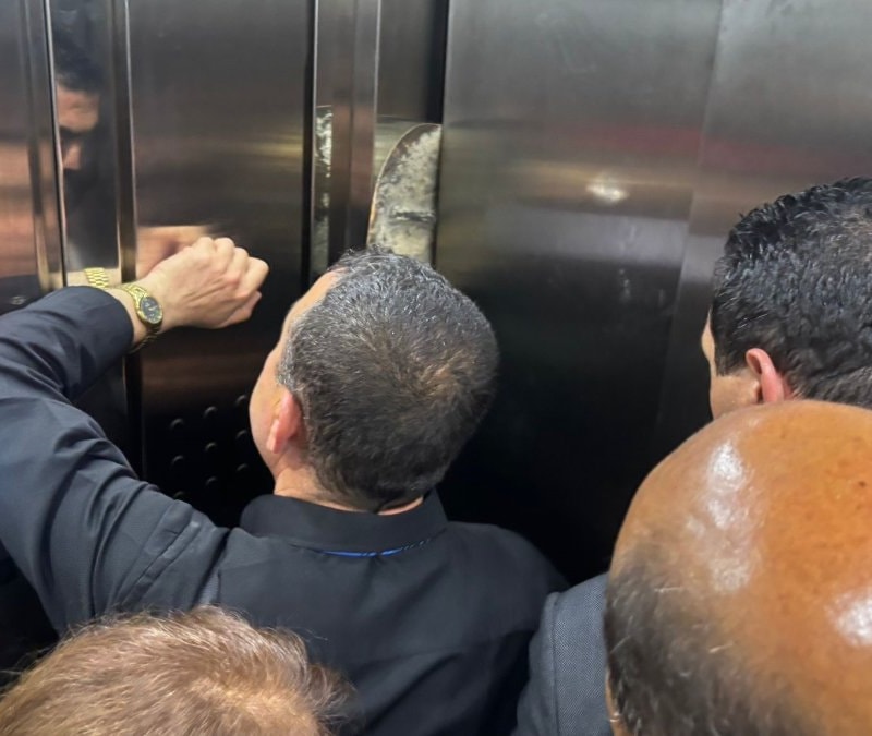 Gaziantep'te CHP heyeti bozulan asansörde mahsur kaldı