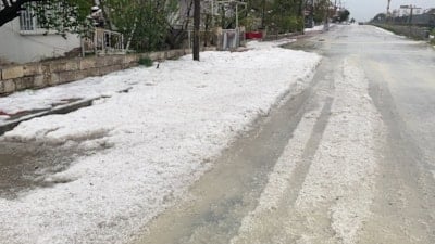 Erzincan'da dolu yağışı etkili oldu