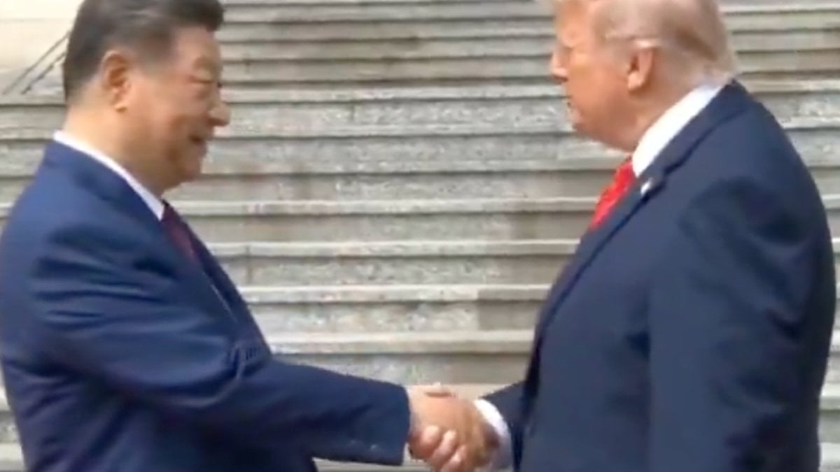 Donald Trump Şi Jinping’in elini çekmeyi denedi
