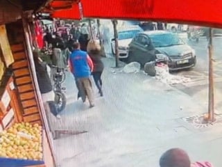 İstanbul'da sürücüsünün kalp krizi geçirdiği otomobil, park halindeki araçlara çarptı