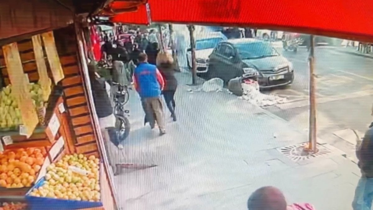 İstanbul'da sürücüsünün kalp krizi geçirdiği otomobil, park halindeki araçlara çarptı