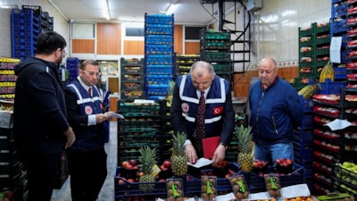 Ticaret Bakanlığı, bayram öncesi İstanbul'daki hallerde denetimi artırdı