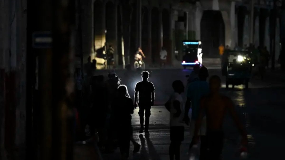 Küba'da protestolar patladı: Halk sokaklara döküldü