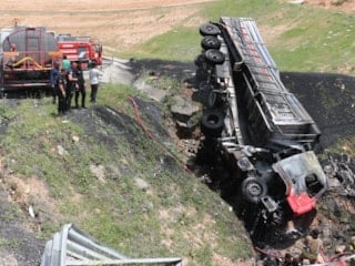 Şırnak'ta freni boşalan tır, alev topuna döndü: Sürücü kabinde can verdi