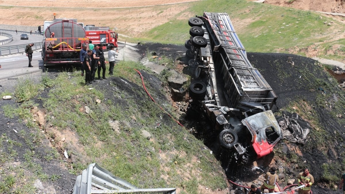 Şırnak'ta freni boşalan tır, alev topuna döndü: Sürücü kabinde can verdi