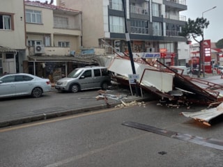 Manisa'da fırtınada uçan çatı, caddenin ortasına düştü