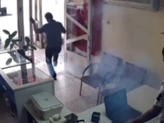 Adana'da tamir edilen telefonun bataryası alev aldı
