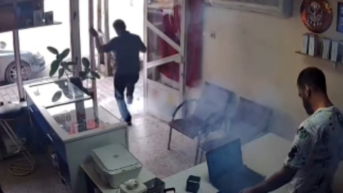 Adana'da tamir edilen telefonun bataryası alev aldı