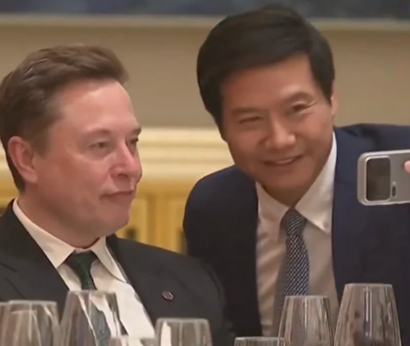 Xiaomi CEO'su Lei Jun, Elon Musk ile selfie çektirdi