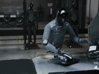 İnsansı robot Helix, canlı yayında 20 saattir fabrikada çalışıyor
