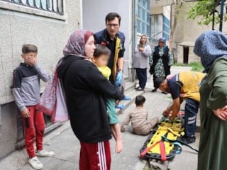 Nevşehir'de aşağı düşen kardeşine bakarken kendisi de düştü
