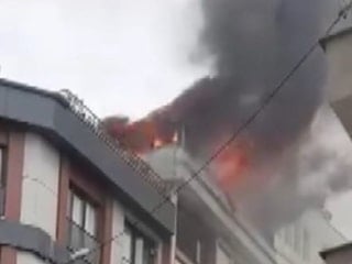 Küçükçekmece'de 4 katlı binanın çatısında çıkan yangın söndürüldü