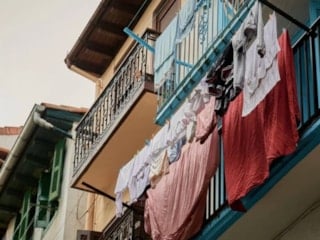 İspanya'nın Lorca kentinde balkona çamaşır asılması yasaklandı