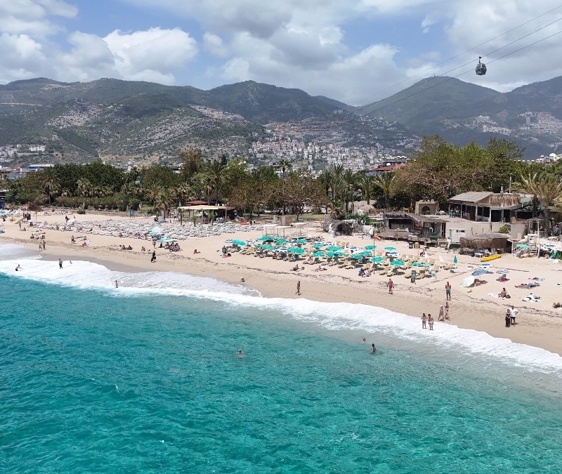 Antalya'da yaz havası sahilleri doldurdu