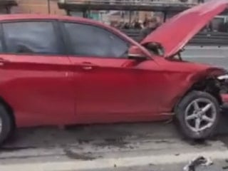 İstanbul'da otomobilin çarptığı aydınlatma direği, başka bir aracın üzerine devrildi