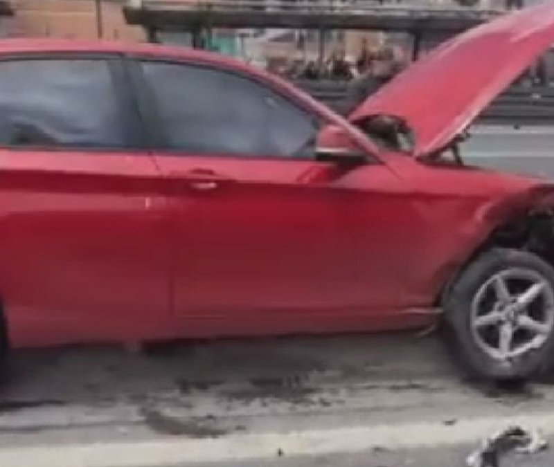 İstanbul'da otomobilin çarptığı aydınlatma direği, başka bir aracın üzerine devrildi