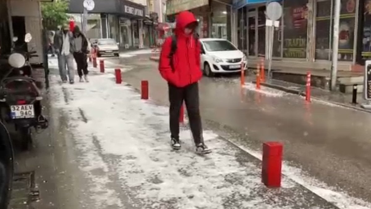 Isparta'da ani dolu ve sağanak, hayatı felç etti