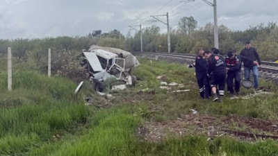 Kütahya'da kamyonete tren çarptı: 1 ölü 3 yaralı