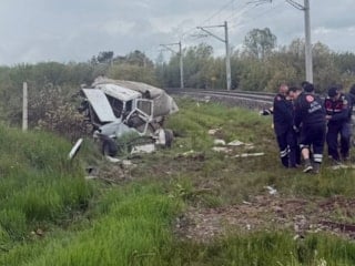 Kütahya'da kamyonete tren çarptı: 1 ölü 3 yaralı