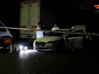 İstanbul'da polisten kaçan şüpheliler kaza yapınca yakalandı
