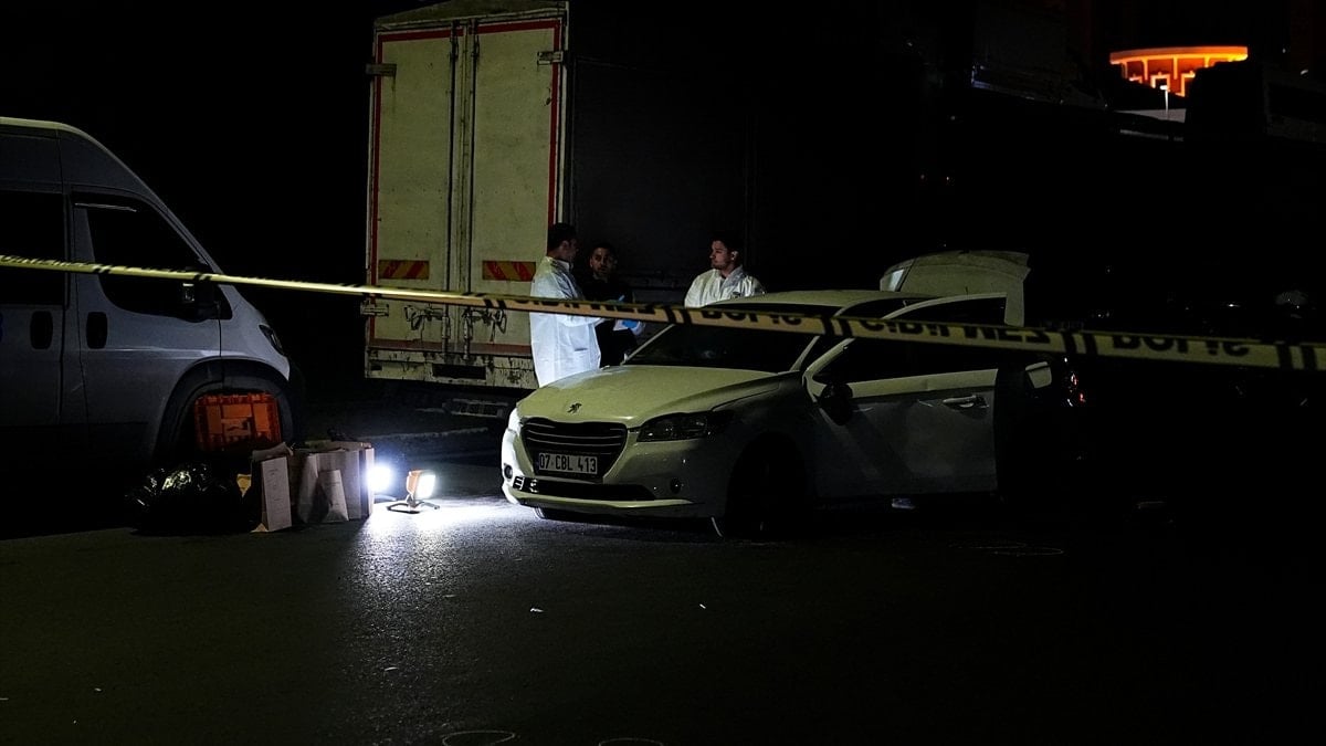 İstanbul'da polisten kaçan şüpheliler kaza yapınca yakalandı