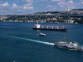 İstanbul Boğazı'nda gemi trafiği çift yönlü askıya alındı