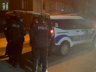 Çorum'da narkotik operasyonunda gözaltına alınan şüpheli, elleri kelepçeli halde kaçtı