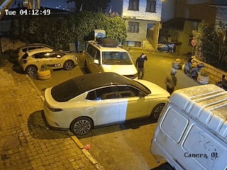 İstanbul'da iş insanının otomobilinin lastiklerini bıçakladılar: O anlar kamerada