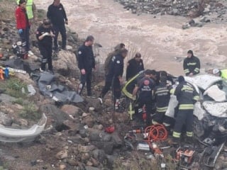 Erzincan'da otomobil dereye uçtu: 2 ölü