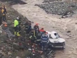 Erzincan'da otomobil dereye yuvarlandı, 2 kişi can verdi