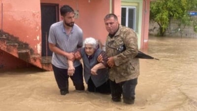 Osmaniye'de sağanak: Mahsur kalan yaşlı kadın kurtarıldı