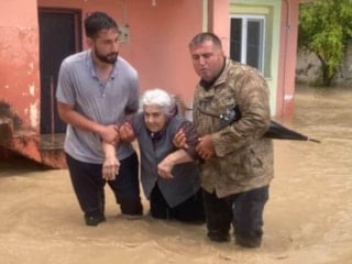Osmaniye'de sağanak: Mahsur kalan yaşlı kadın kurtarıldı
