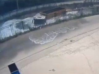 Adana'da kamyon, sulama kanalına uçtu: 2 yaralı