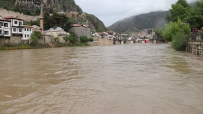 Amasya'da sağanak yağış Yeşilırmak'ın debisini yükseltti