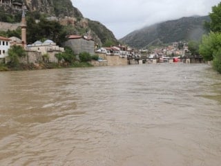 Amasya'da sağanak yağış Yeşilırmak'ın debisini yükseltti