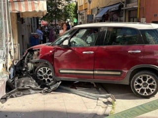 Eskişehir'de kontrolden çıkan araçla duvar arasında sıkışan kadın can verdi