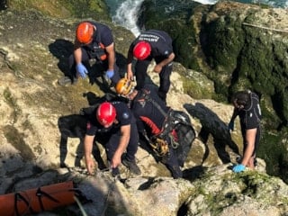 Antalya'da telefonla konuşurken 40 metrelik falezlerden düşen kişi yaşamını yitirdi