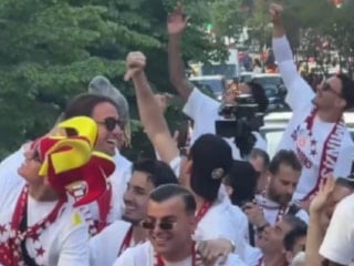 Fenerbahçe taraftarlar, Galatasaraylı futbolculara karşı atkı açtı