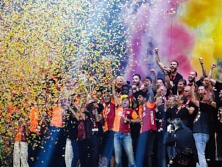 Galatasaray, 26. şampiyonluğunu taraftarıyla kutladı