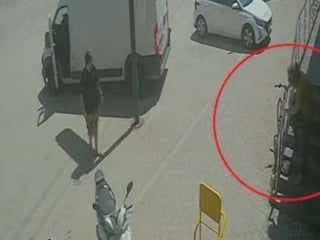 Antalya'da bir şahıs esnafın beslediği kediyi ayağıyla ezdi