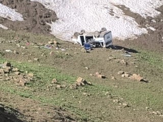 Hakkari’de işçileri taşıyan minibüs uçuruma yuvarlandı: 1 ölü, 7 yaralı
