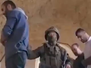 İsrail askerleri namaz kılan Filistinlileri engellemeye çalıştı
