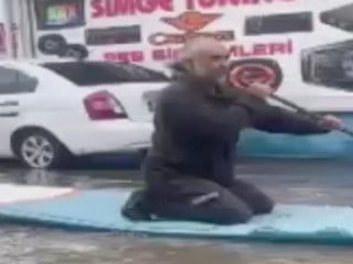 Adana’da yollar göle döndü: Sanayi ustası tepkisini SUP board ile gösterdi