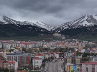 Erzurum mayıs ortasında yeniden kışa döndü