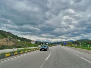 Karabük'te trafikte tehlikeli anlar: Ters yönde giden sürücü kamerada