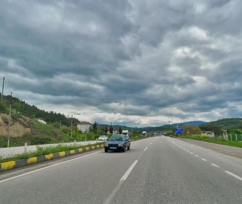 Karabük'te trafikte tehlikeli anlar: Ters yönde giden sürücü kamerada